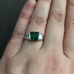 Silver ring with Emerald stone
